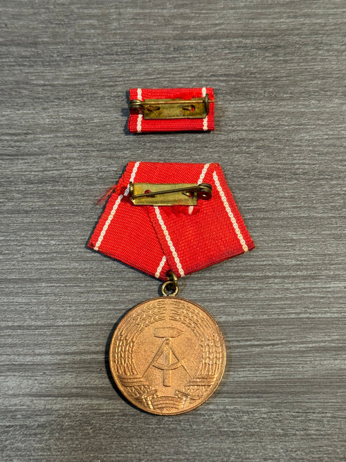 East German DDR Medal – Für ausgezeichnete Leistungen – Original w/ Ribbon Bar