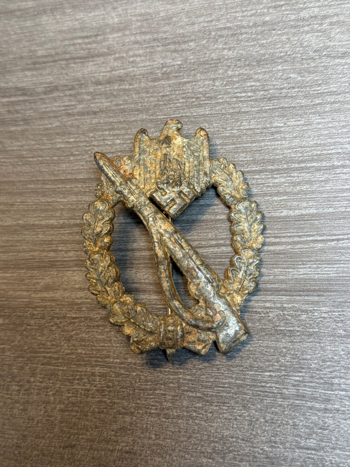 Infantry assault badge-Schneider BSW Waffle crimped hinge