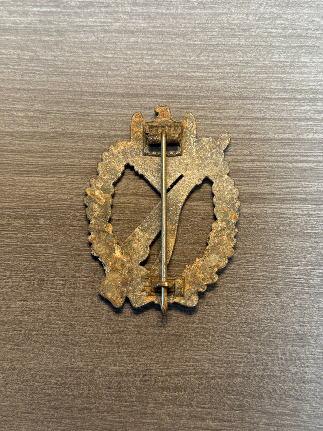 Infantry assault badge-Schneider BSW Waffle crimped hinge