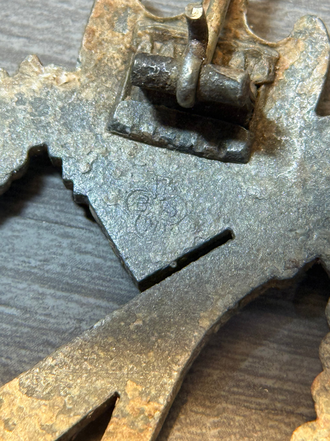 Infantry assault badge-Schneider BSW Waffle crimped hinge