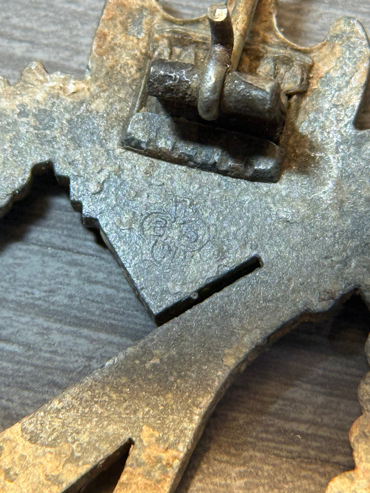 Infantry assault badge-Schneider BSW Waffle crimped hinge
