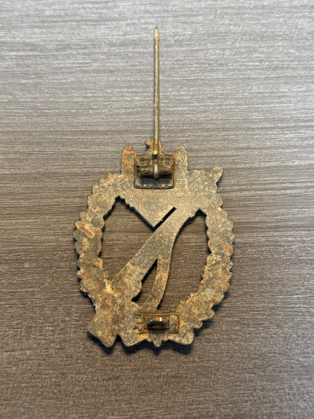 Infantry assault badge-Schneider BSW Waffle crimped hinge